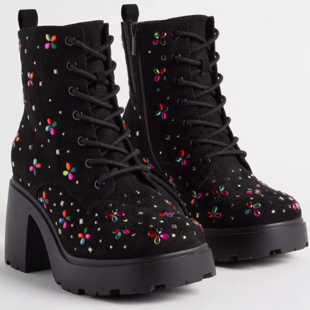 Chic Black Floral Lace-Up Boots